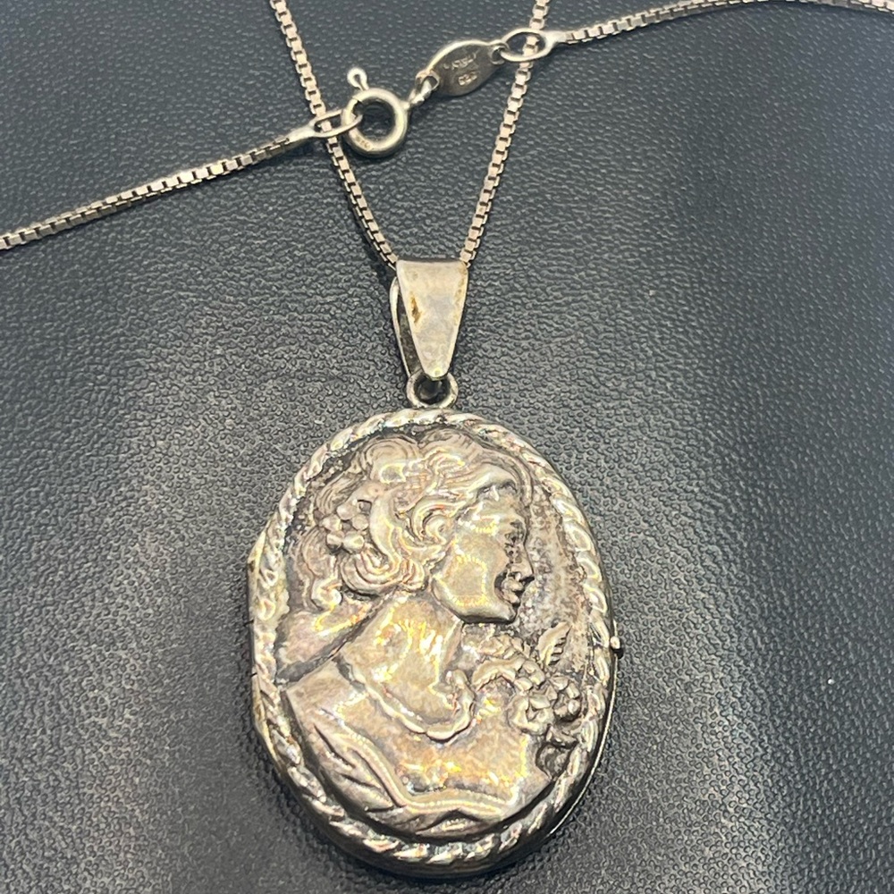 1960s Italian repousse Cameo oval locket pendant chain necklace sterling silver - Picture 4 of 16